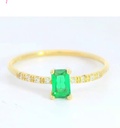 SORTIJA NANO ESMERALDA DE 5x3MM RECTANGULAR Y CIRCONITAS.9 KILATES