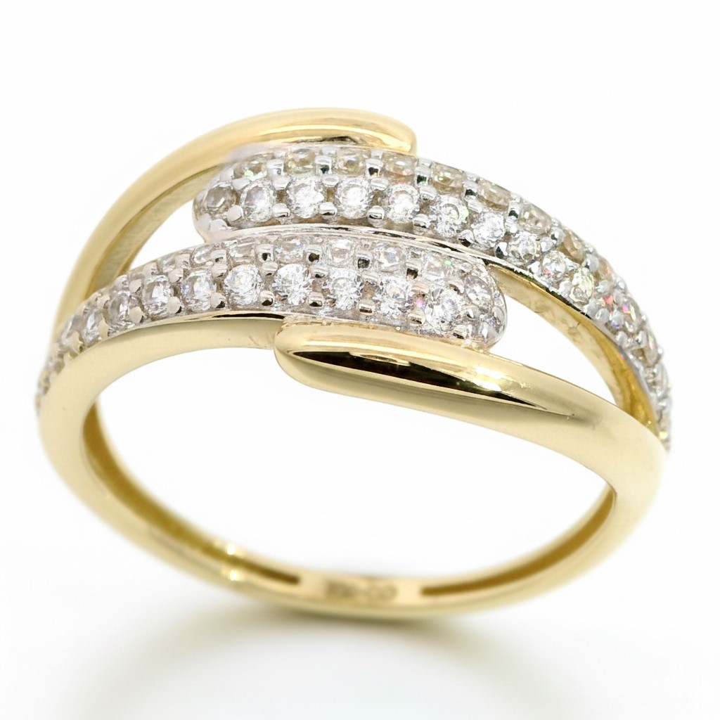 TWO TONE GOLD RING.