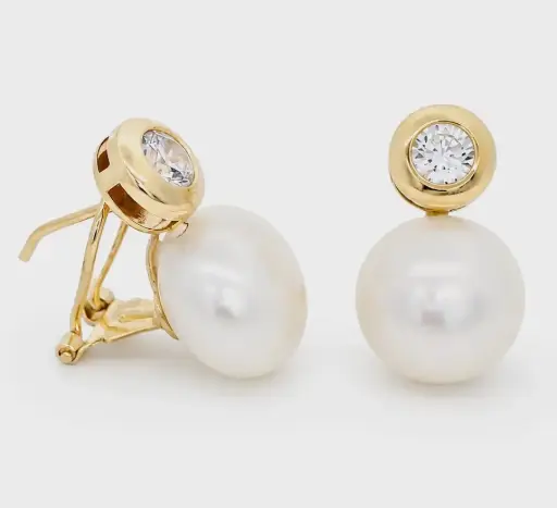 [1703] 12MM BUTTON PEARL OMEGA BACK EARRINGS.